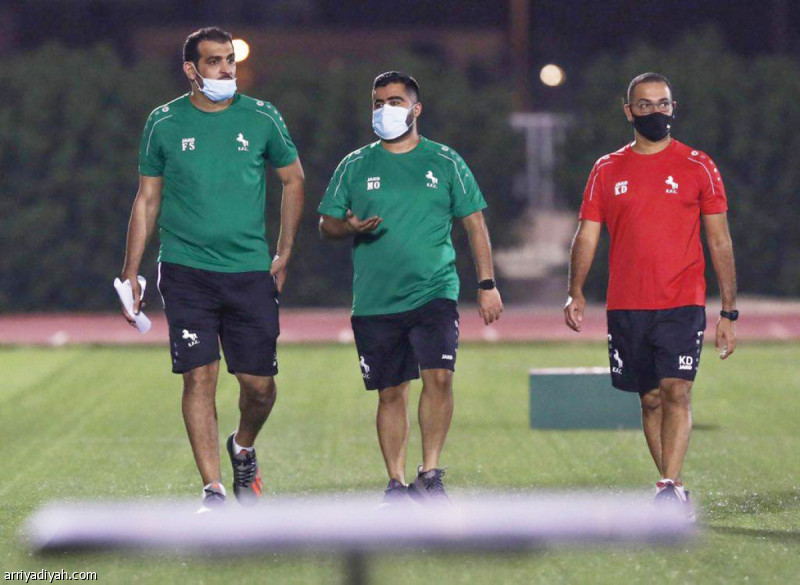 صورة التقطت أمس لخالد الدبل رئيس نادي الاتفاق وفايز السبيعي إداري الفريق مع أحد أفراد الجهاز الإداري يتحدثون قبل بداية تدريبات الفريق الأول (المركز الإعلامي - الاتفاق)