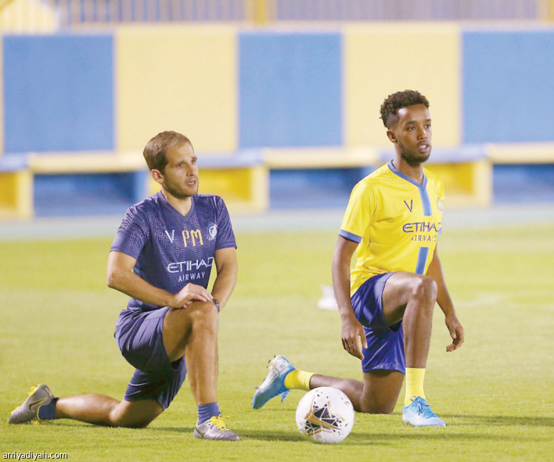 صورة التقطت أمس لمختار علي لاعب النصر الجديد برفقة أحد أعضاء الجهاز الفني في التدريب الأول له مع الفريق تصوير: عبد العزيز النومان