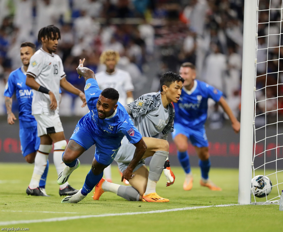 بـ10 لاعبين.. الهلال  يلحق بالنصر في النهائي العربي