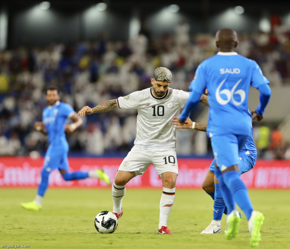 بـ10 لاعبين.. الهلال  يلحق بالنصر في النهائي العربي