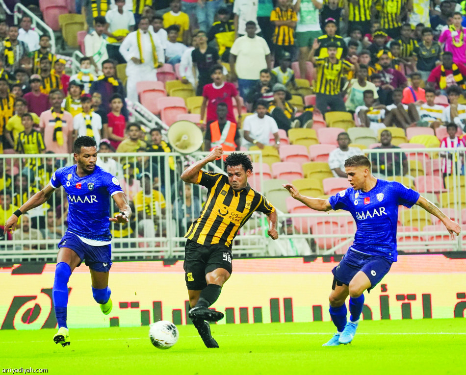 الهلال 
يهيمن على الاتحاد