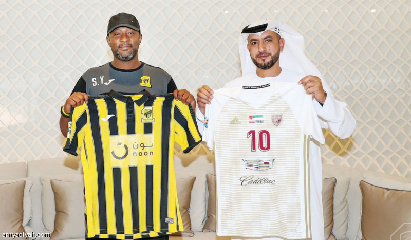 صورة التقطت أمس لممثلين عن الاتحاد والوحدة يستعرضان قميصَي الفريقين (المركز الإعلامي ـ الاتحاد)