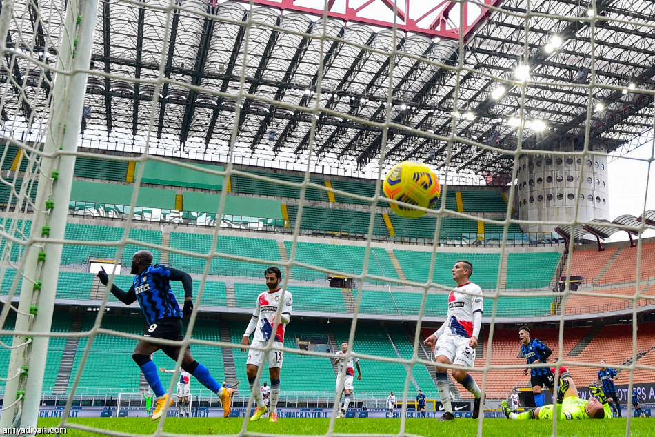 الإنتر يضرب بسداسية.. ويتصدر مؤقتا