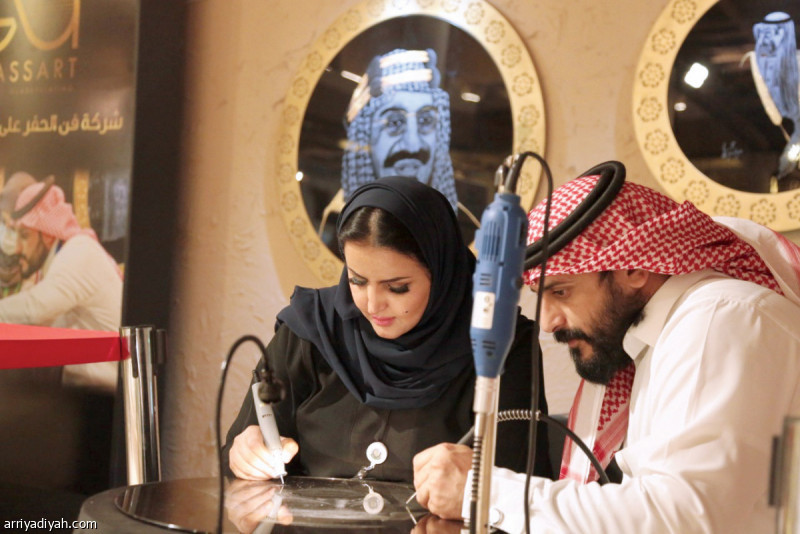 صورة التقطت لخلود مع زوجها فهد خلال مزاولة هواية الرسم على الزجاج (واس)