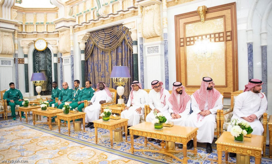 خادم  الحرمين يستقبل أبطال أولمبياد الشباب