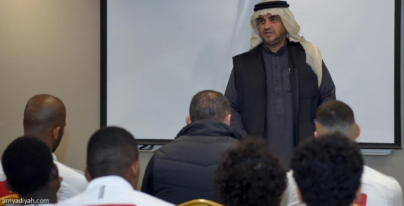 البلطان يطالب لاعبي الشباب بنقاط النصر