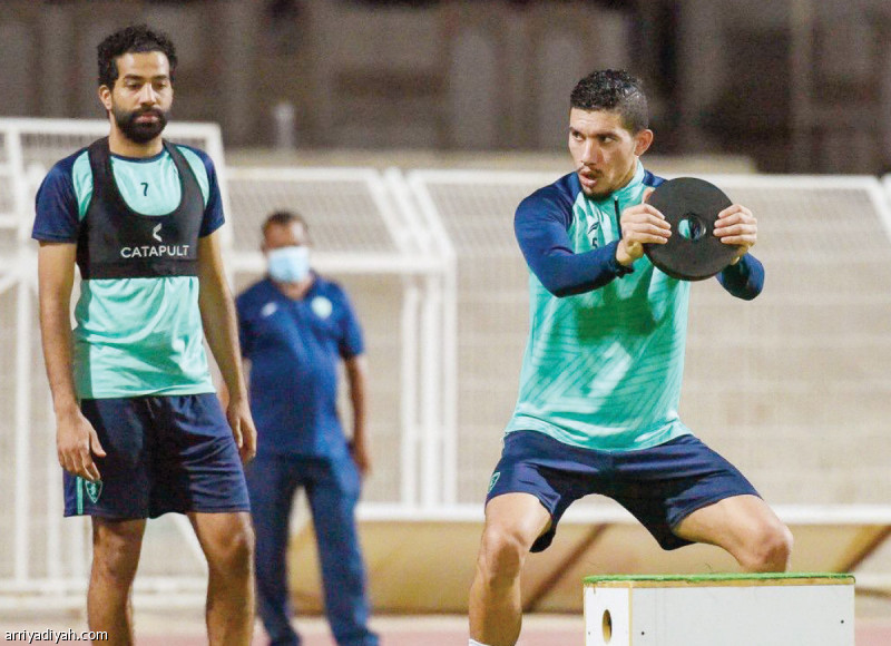 صورة التقطت أمس لمروان سعدان لاعب وسط الفتح يؤدي تمرينًا بدنيًّا باستخدام ثقل حديدي.. ويظهر خلفه صقر عطيف (المركز الإعلامي ـ الفتح)