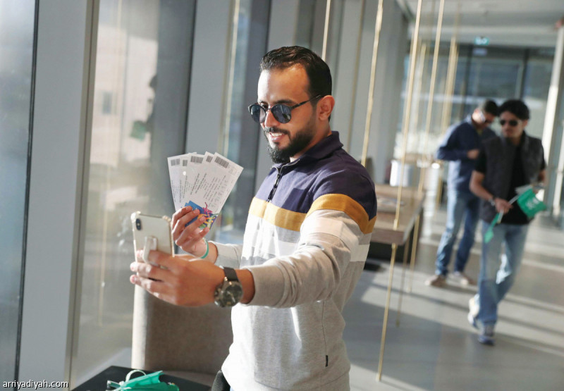 صور التقطت أمس لعدد من جماهير المنتخب السعودي أثناء تسلمهم تذاكر مباراة لبنان تصوير: بشير صالح