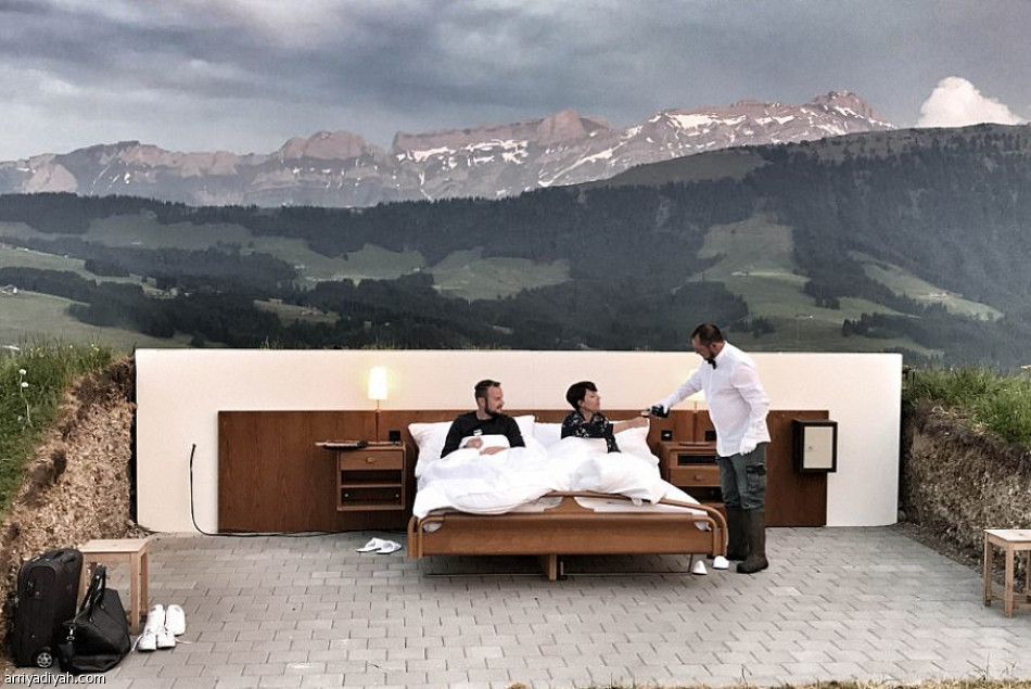 غرفة فندقية من دون سقف وحائط تجذب ا...