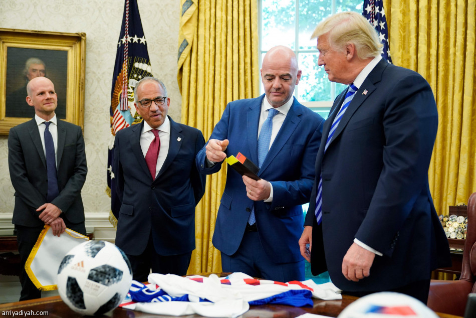 ترامب يستقبل رئيس «فيفا» ويطرد الصحفيين