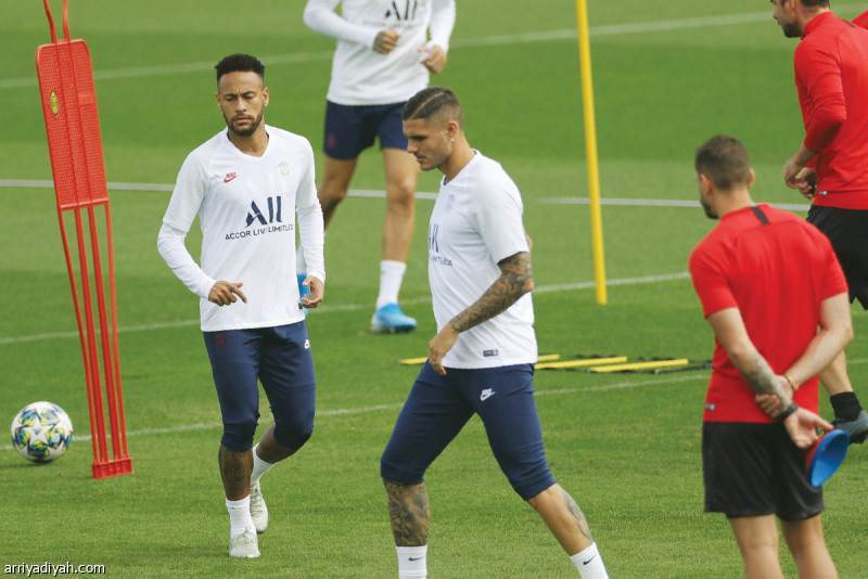 صورة التقطت أمس للبرازيلي نيمار والأرجنتيني ماورو إيكاردي مهاجمي فريق باريس سان جيرمان أثناء تدريبات فريقهما الختامية على ملعب كامب دي لوجيس (الفرنسية)
