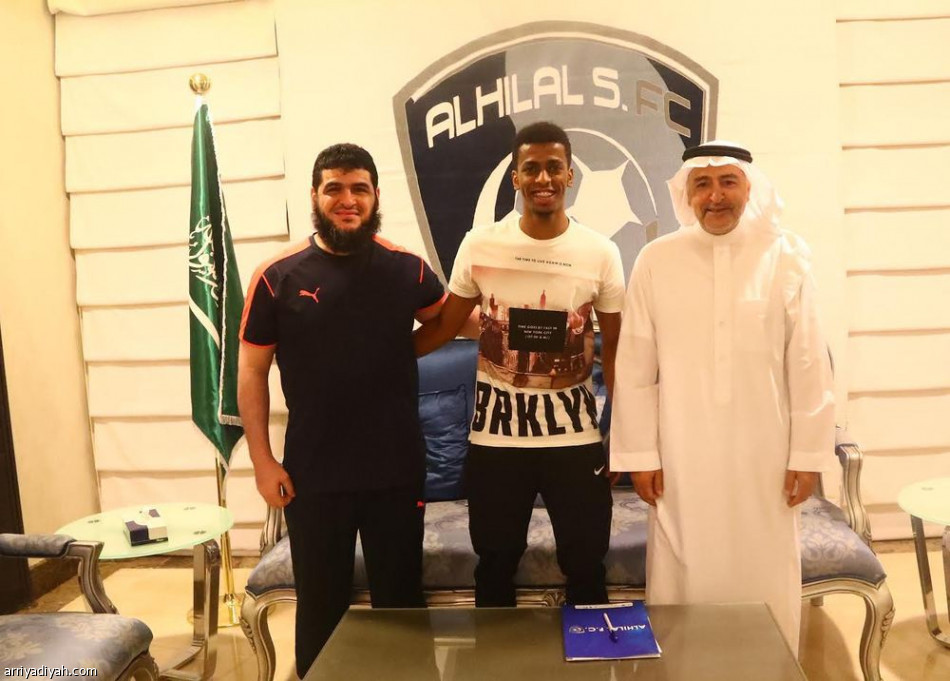 الهلال يوقع مع بامسعود والجمعان عقود احترافية