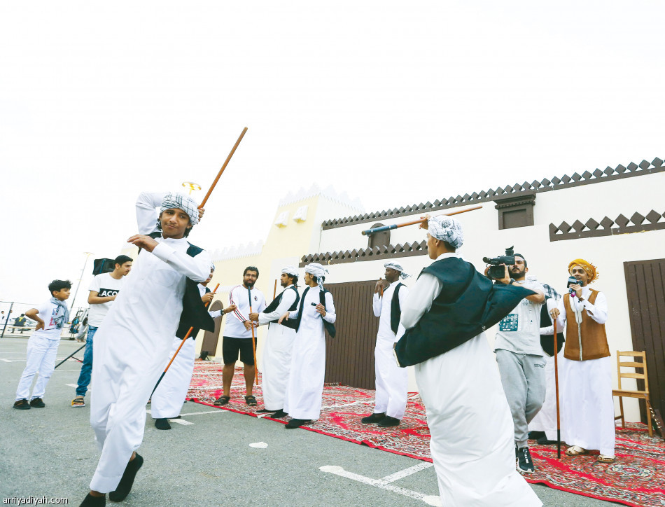 القرية.. 
سيرك وفن وألعاب شعبية