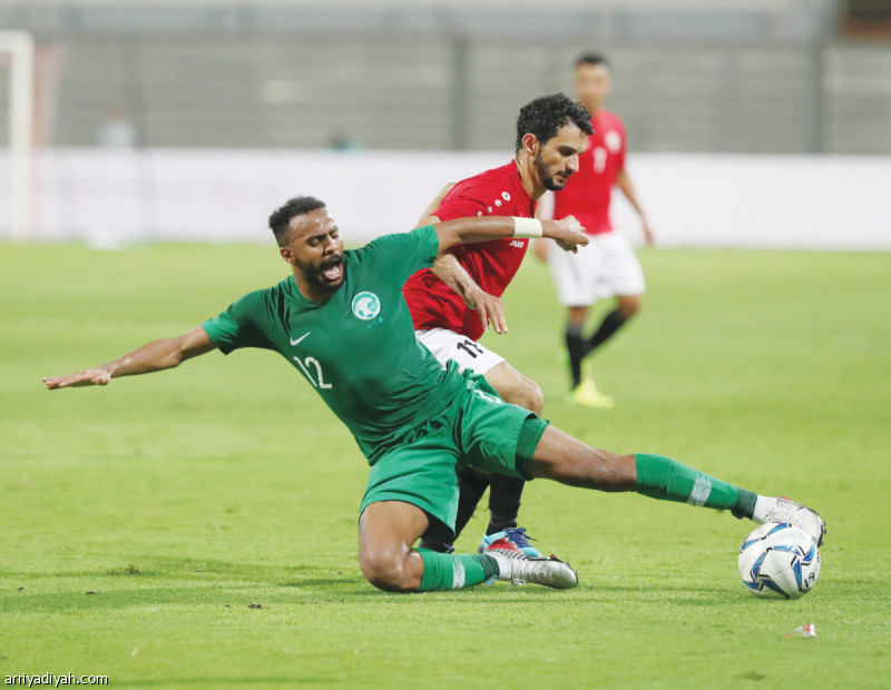 صورة التقطت أمس لحمدان الشمراني يحاول قطع الكرة من لاعب يمني