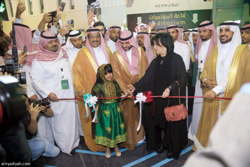 صورة التقطت أمس لحامد بن محمد فايز نائب وزير الثقافة والشيخة مي بنت محمد آل خليفة رئيسة هيئة البحرين للثقافة والآثار يقصان شريط افتتاح معرض الرياض الدولي للكتاب تصوير: إقبال حسين