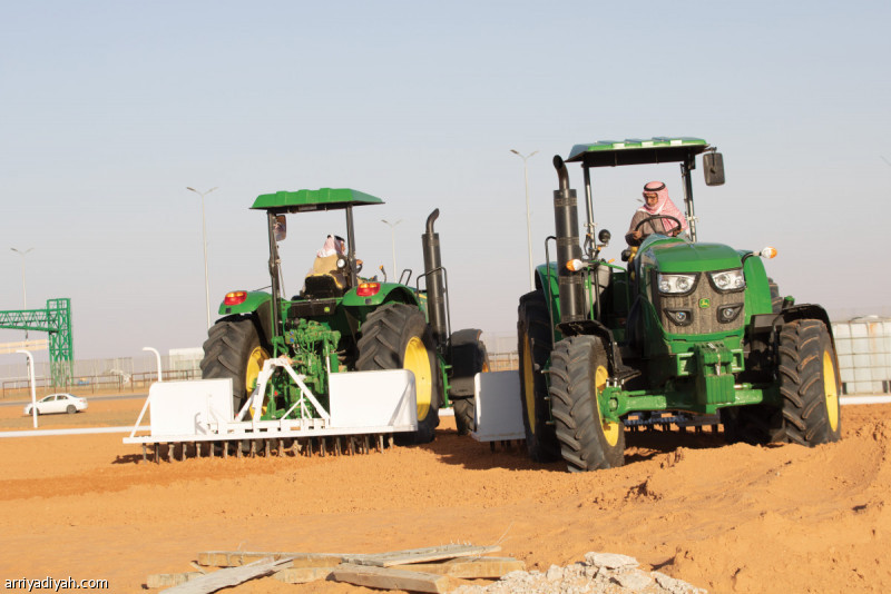 صورة التقطت أمس للمري يقود التراكتور ويجري اختبارات التربة لميدان السباق (المركز الإعلامي - المهرجان)