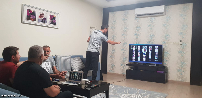 صورة التقطت أمس للإيطالي أنجلو يُطلع الجزائري نور الدين زكري مدرب فريق ضمك الأول لكرة القدم على تدريبات اللاعبين عن طريق برنامج “zoom”.. فيما يظهر إلى جانبه مساعدوه(المركز الإعلامي ـ ضمك)