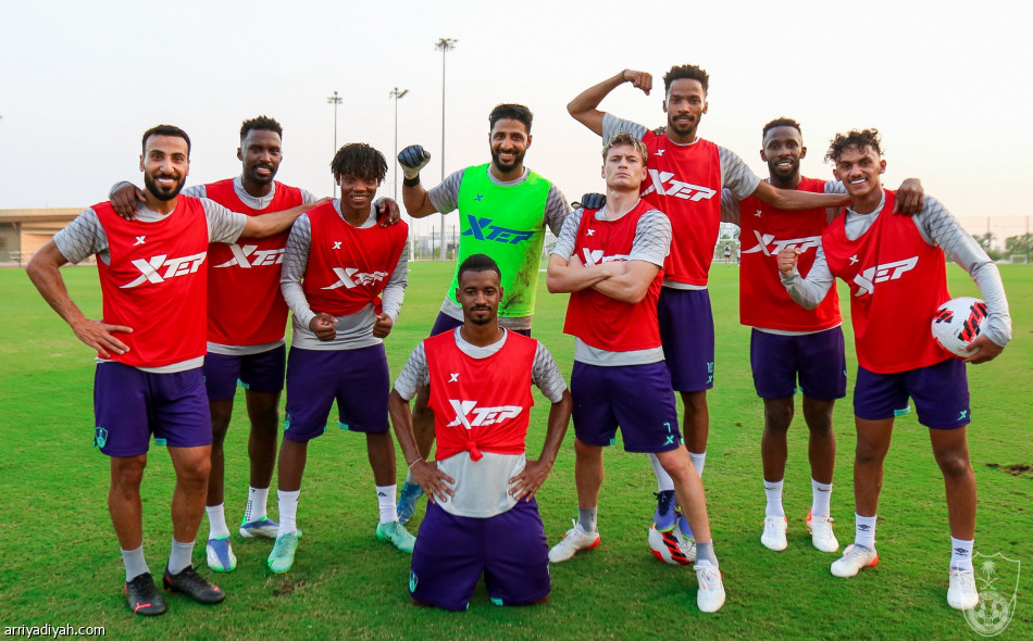 العويس يعود.. والأهلي يتدرب فترتين