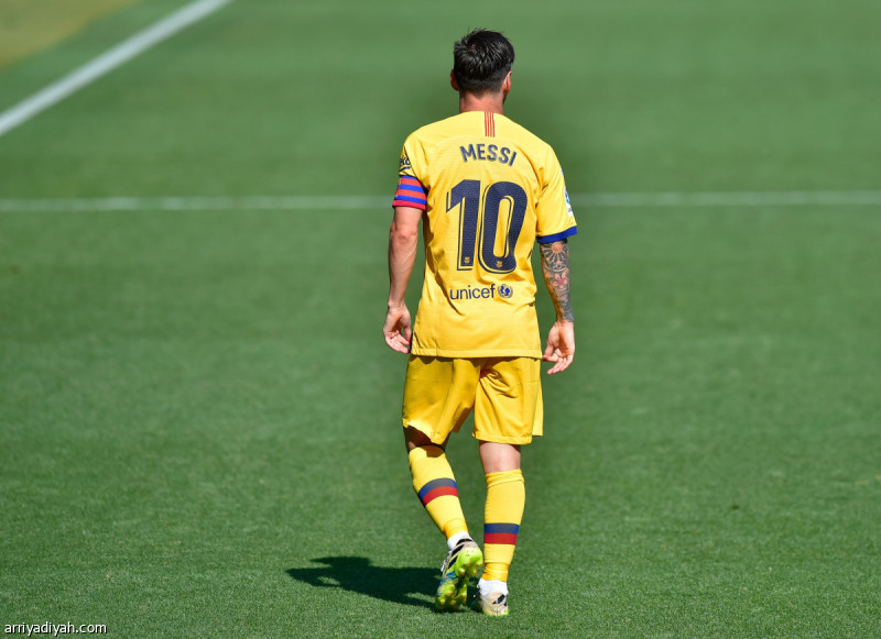 بلغ الأرجنتيني ليونيل ميسي 25 هدفاً في آخر مباراة لبرشلونة أمام ألافيس ضمن الليجا الإسبانية، في موسم للنسيان بعد أن توج بلقبه غريمه ريال مدريد، ونجح ميسي في تسجيل هدفين أبعدته عن منافسه كريم بنزيما لاعب الريال بفارق 4 أهداف قبل مباراة للأخير، بينما صنع ميسي 21 هدفاً، بإجمالي 46 مساهمة.