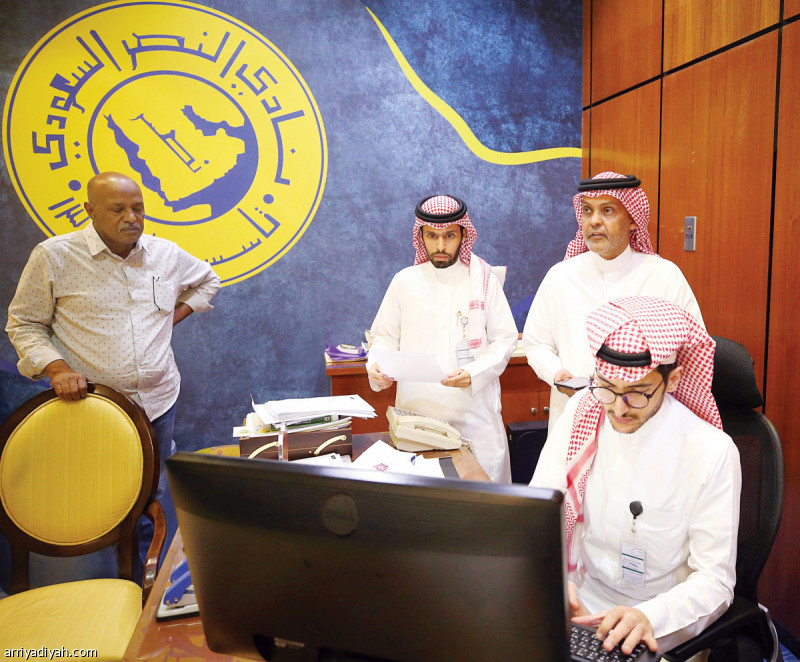 صورة التقطت أمس لأعضاء اللجنة الثلاثية التابعة لهيئة الرياضة خلال وجودهم في مقر نادي النصر ينتظرون المرشحين قبل إقفال فترة الترشح في الـ 10:00 مساءً تصوير: عبد العزيز النومان
