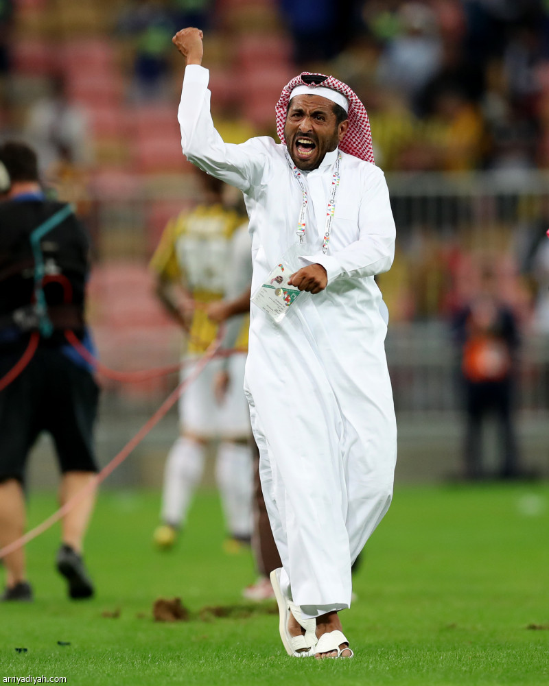 رئيس الهلال يحتفل مع اللاعبين والجماهير