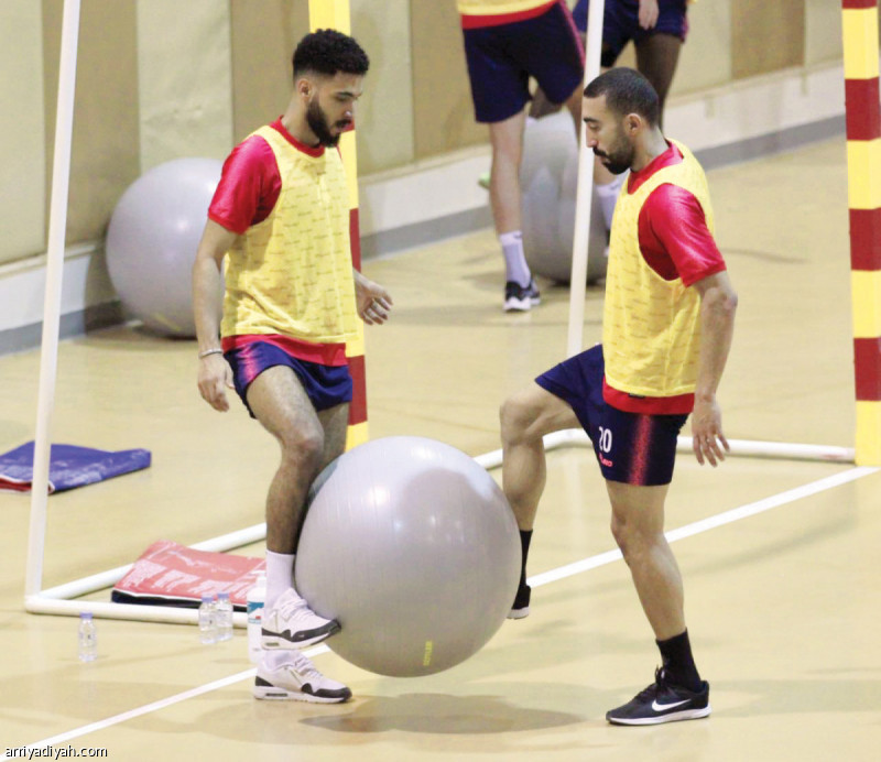 صورة التقطت أمس للبحريني مهدي حميدان مع منصور النجار زميله أثناء التدريب الصباحي (المركز الإعلامي ـ القادسية)