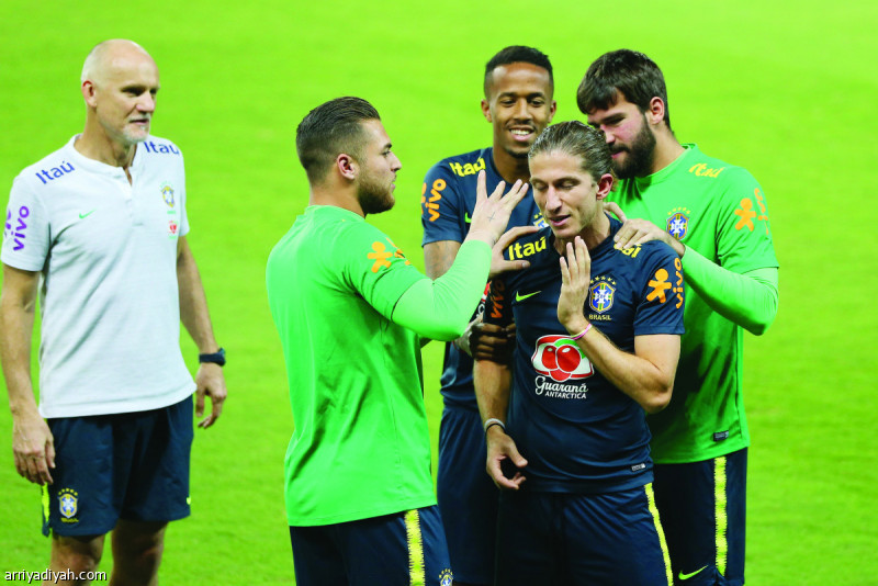 صورة التقطت أمس لعدد من لاعبي منتخب البرازيل يمازحون زميلهم فيليبي لويس خلال الحصة التدريبية على ملعب جامعة الملك سعود في الرياض (الأوروبية)