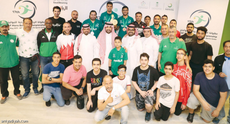 صورة جماعية التقطت أمس لبدر آل الشيخ رئيس الاتحاد السعودي للبولينج مع المتوجين بالمراكز الثلاثة وبعض المشاركين في البطولة (المركز الاعلامي- اتحاد البولينج)