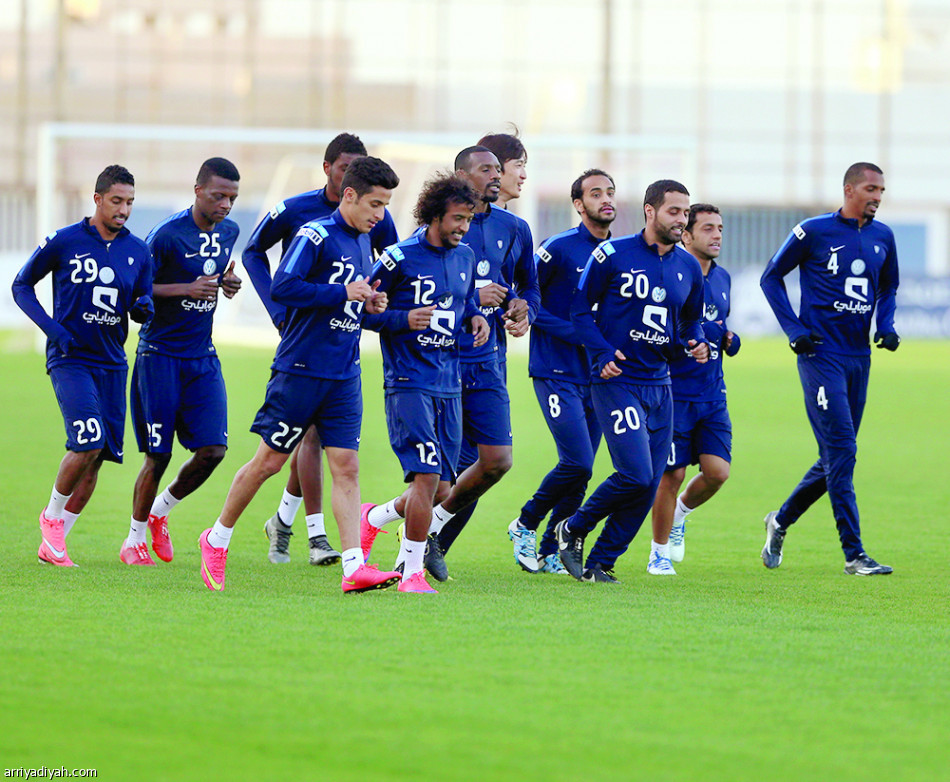 دونيس يتفقد أرضية “الملز” ويغلق التدريبات