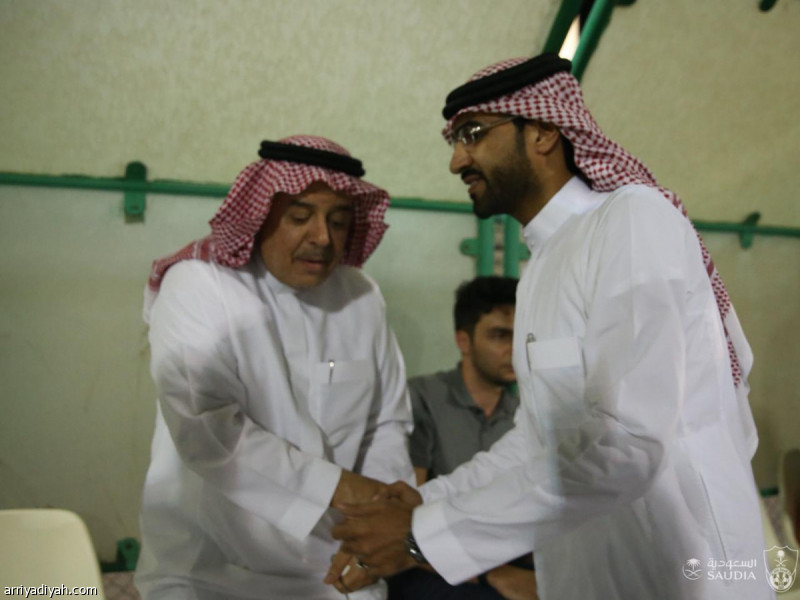 صورة التقطت أمس لمنصور بن مشعل وأحمد الصائغ قبل بداية التدريب(المركز الإعلامي ـ الأهلي)