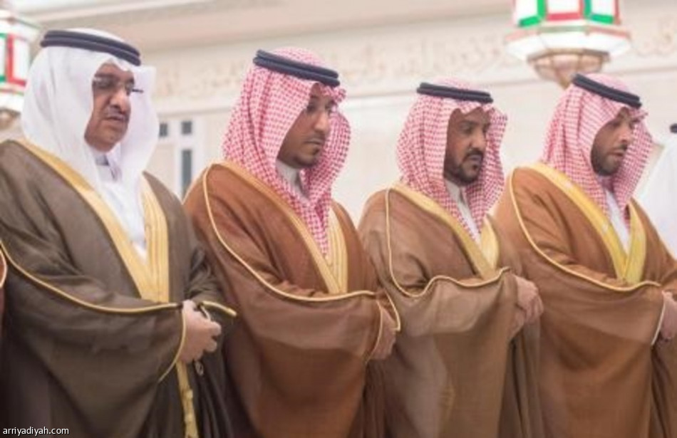 خادم الحرمين الشريفين يؤدي صلاة الميت على الأمير بدر بن محمد بن عبدالعزيز