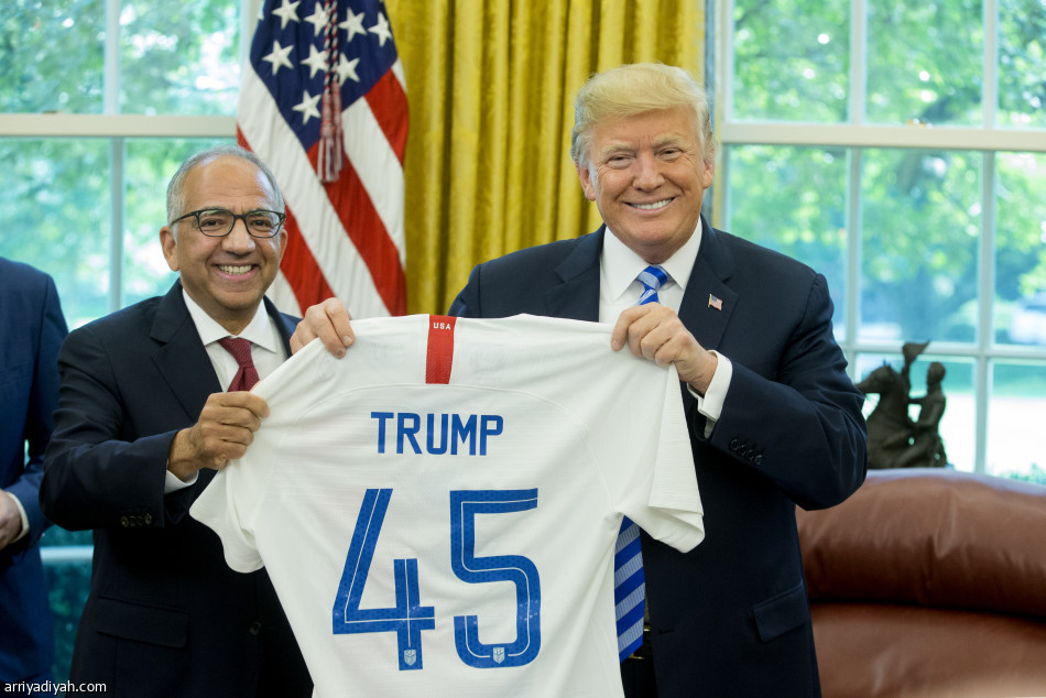 ترامب يستقبل رئيس «فيفا» ويطرد الصحفيين
