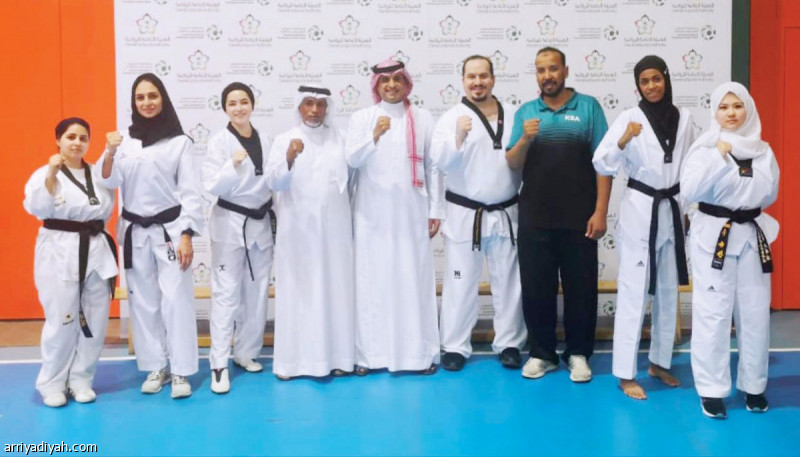 صورة التقطت أمس للمشاركين في دورة الحكام التي ينظمها الاتحاد السعودي للتايكوندو (المركز الإعلامي ـ اتحاد التايكوندو)