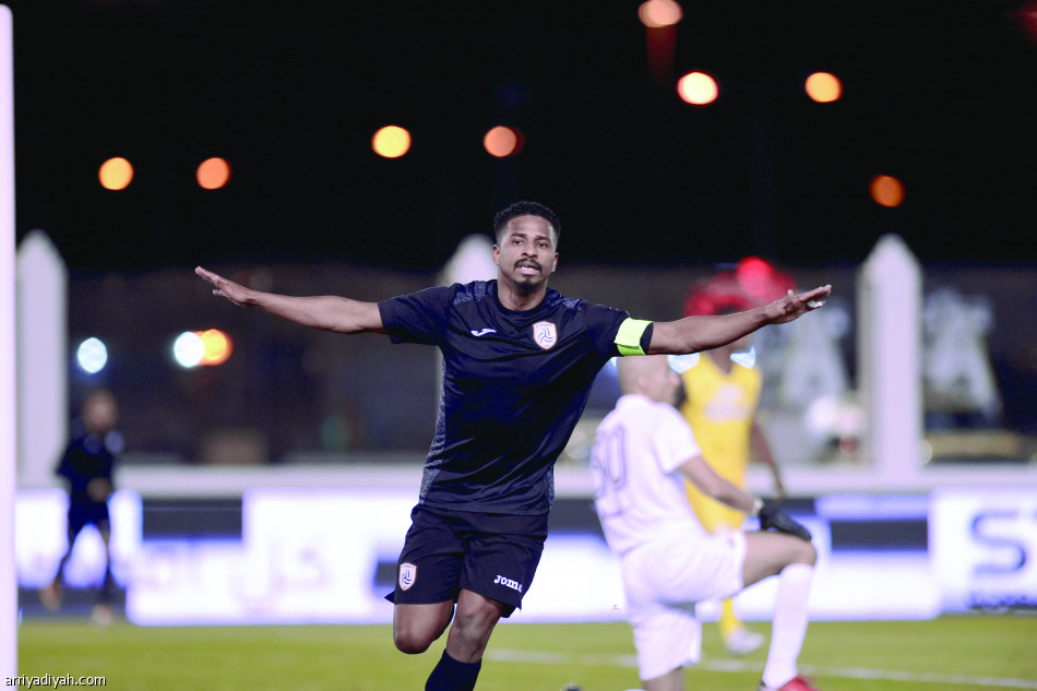 الشباب يعبر أحد.. ويلحق الخسارة الأولى بالجزائري