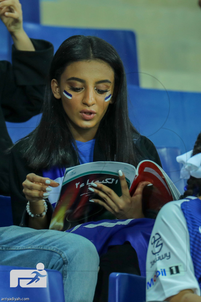 في ملعب الجامعة.. فتاة وهلال وكيمياء