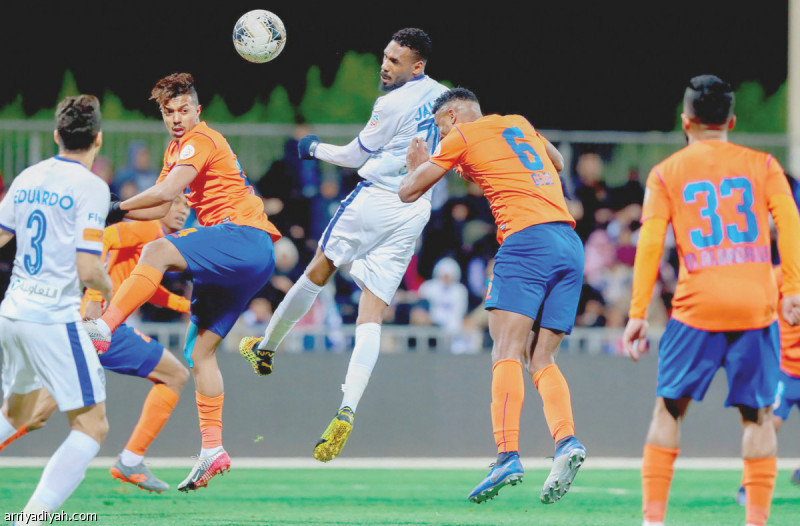 صورة التقطت أمس لجحفلي مدافع الهلال يحاول تسديد الكرة برأسه قبل وصولها إلى لاعبي الفيحاء تصوير: علي الظاهري