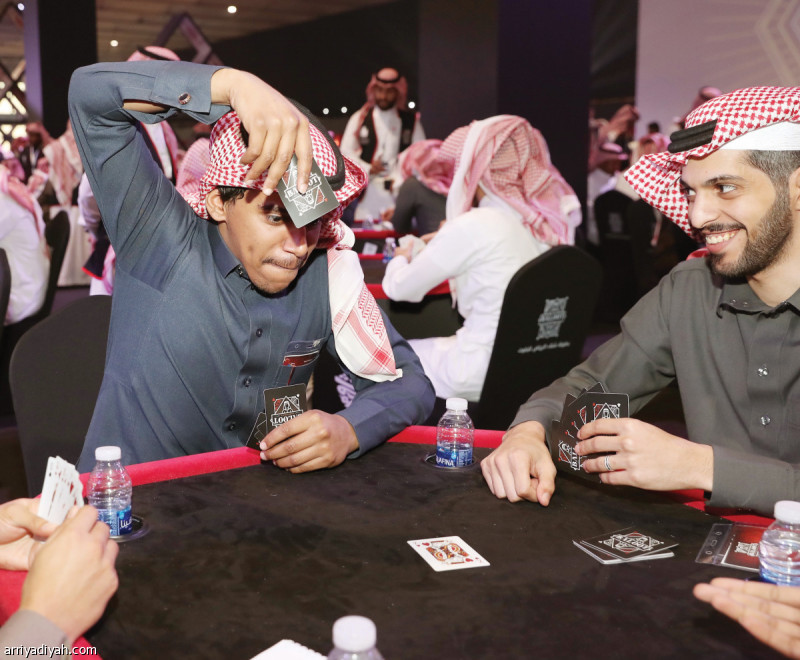 صور التقطت أمس لاعب يخلع الشماغ وآخر يرمي بأوراقه وثالث يضع ورقة بين شفتيهتصوير: فهد المري وصالح الغنام