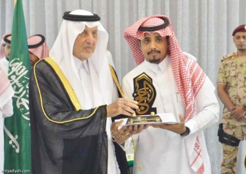 صورة التقطت أمس للمسيهيج يتسلم جائزة المركز الأول من خالد الفيصل أمير منطقة مكة المكرمة