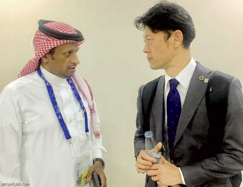 صورة التقطت أمس لأوكاي يتحدث مع الزميل عبد الإله المرحوم