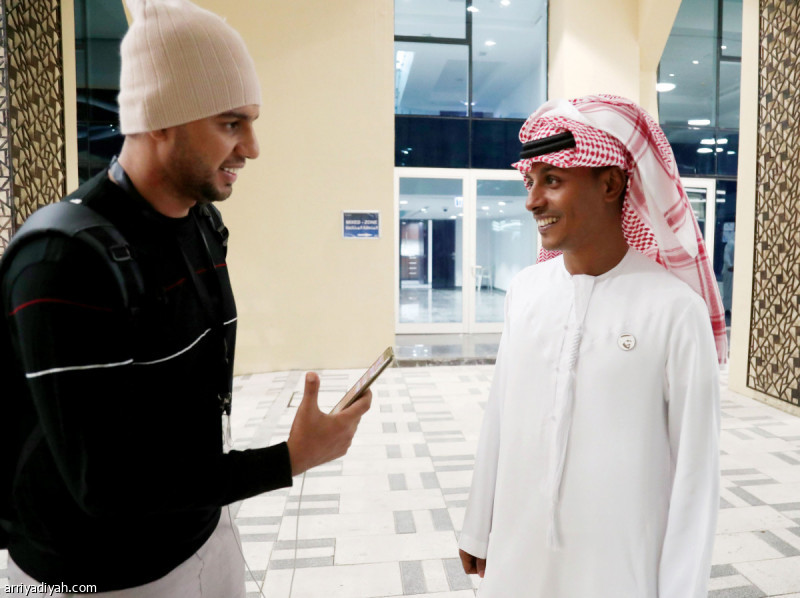 صورة التقطت أمس لفهد مسعود يتحدث إلى الزميل ماجد هود تصوير: سعد العنزي