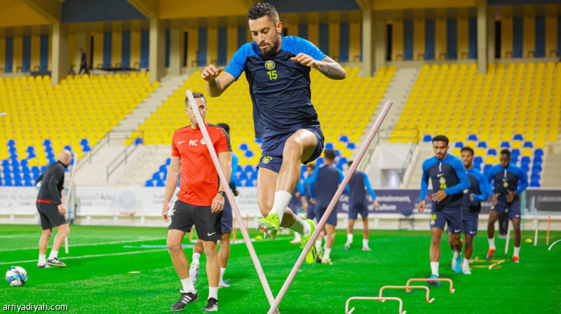 مدرب النصر لويس كاسترو يستعين بـ7 لاعبين من الشباب لتعويض النقص في التدريبات