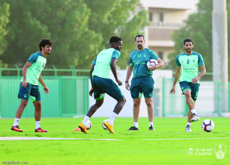 صور التقطت أمس من تدريبات الأهلي.. ويظهر في الأولى عمر السومة يداعب الكرة.. وفي الوسط تيسير الجاسم يمرر الكرة وسط متابعة فيصل دارسي.. وفي الثالثة سلمان المؤشر يؤدي تمارين اللياقة (المركز الإعلامي ـ الأهلي)