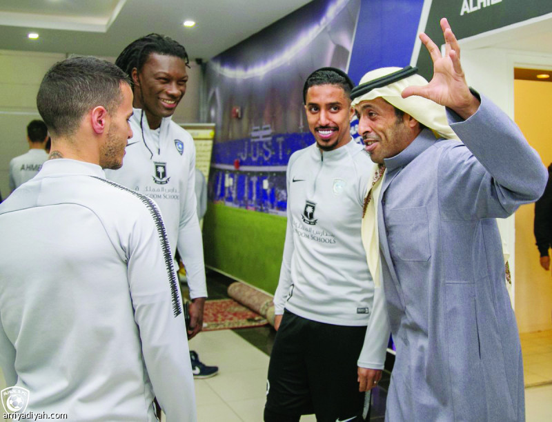 صور التقطت أمس من حضور محمد بن فيصل رئيس نادي الهلال إلى مقر النادي.. يظهر في الأولى يتحدث مع الثلاثي سالم الدوسري والفرنسي جوميز والإيطالي جيوفينكو.. وفي الثانية يناقش جيوفينكو وفهد المفرج إداري الفريق.. وأخيرًا في حديث ثنائي مع جيوفينكو (المركز الإعلامي ـ الهلال)