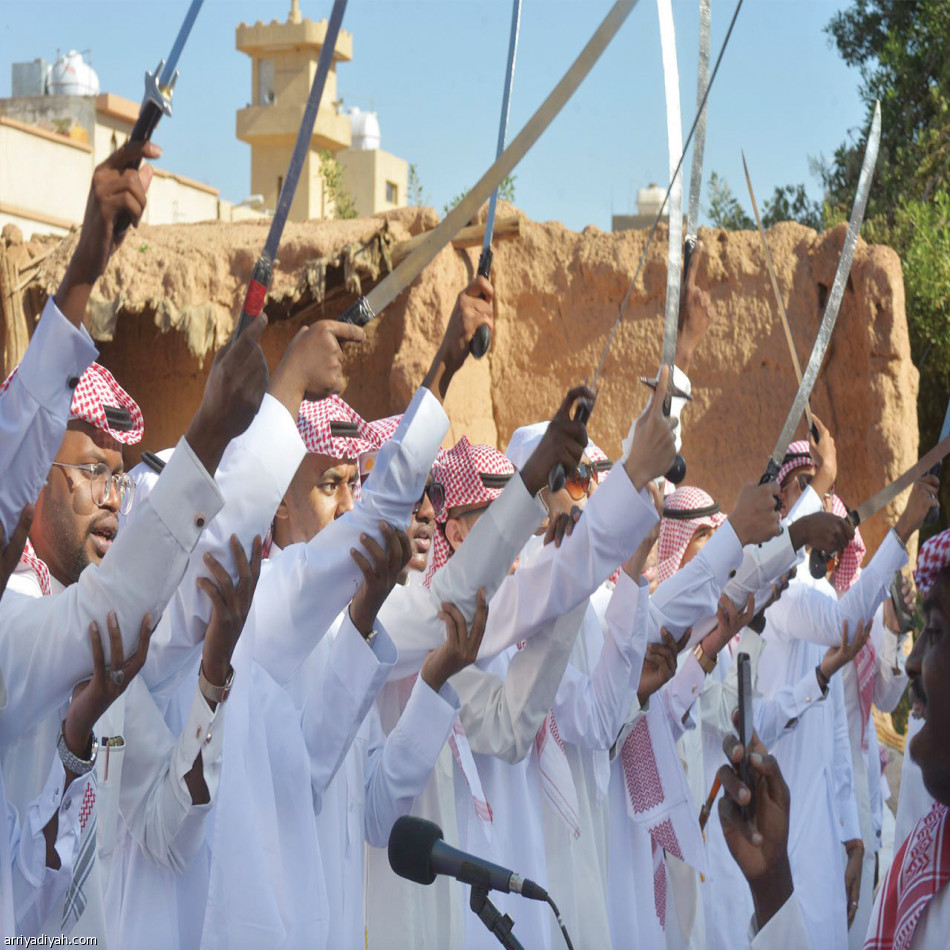 الترفيه 
تبدأ العيد بعروض فلكلورية