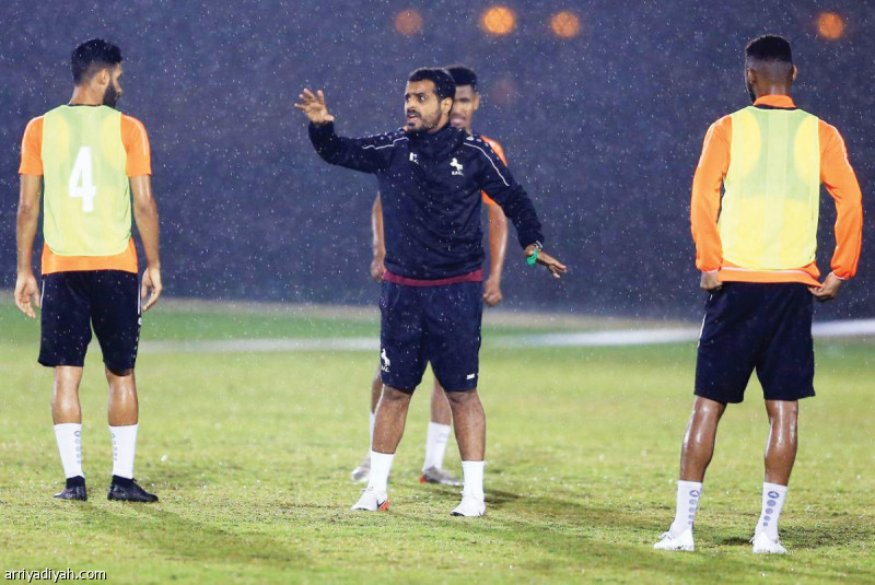 صورة التقطت أمس لخالد العطوي مدرب الاتفاق يوجه هزاع الهزاع مهاجم الفريق خلال التدريبات (المركز الإعلامي ـ الاتفاق)