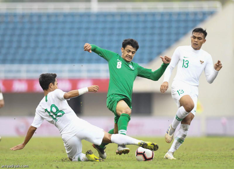 صورة التقطت أمس يظهر ناصر العمران لاعب وسط الأخضر الأولمبي يحاول العبور من لاعب إندونيسي (المركز الإعلامي ـ المنتخب السعودي)