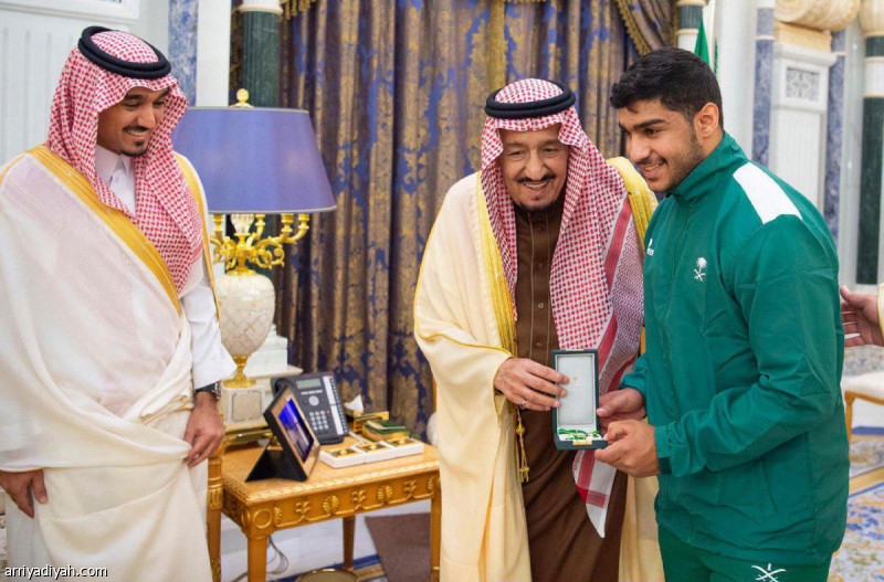 منح خادم الحرمين الشريفين الملك سلمان بن عبدالعزيز آل سعود ـ حفظه الله ـ لاعبي المنتخب السعودي الحاصلين على ميداليات أولمبية بدورة الألعاب الأولمبية الثالثة للشباب التي أقيمت في الأرجنتين، وسام الملك عبدالعزيز من الدرجتين الأولى والثانية.