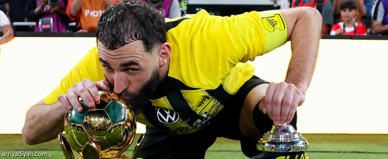 نادي الاتحاد يتيح للأعضاء البلاتينيين التصوير مع كأس خادم الحرمين ودوري روشن