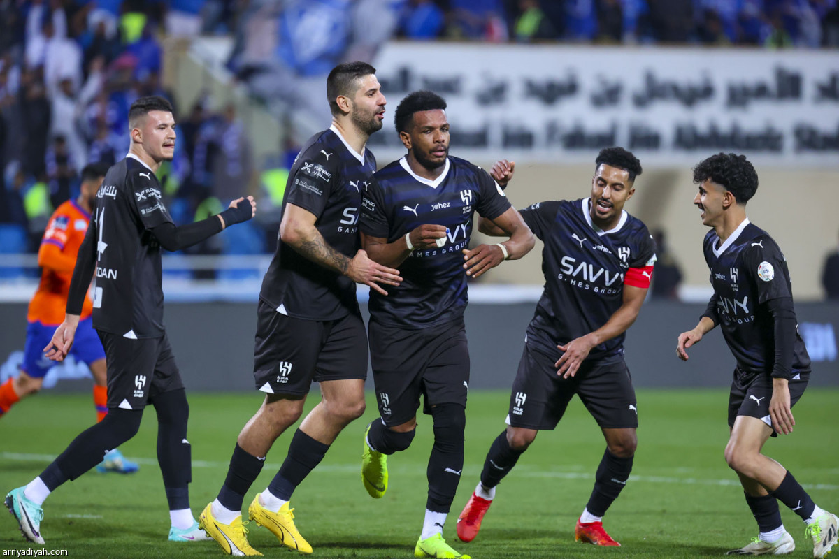 الهلال لا يتوقف