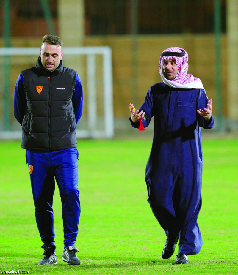 صورة التقطت أمس لمساعد الزامل رئيس القادسية يستمع إلى حديث البلغاري بيتفـا مدرب الفريق في التدريب الأخير قبل مواجهة الهلال